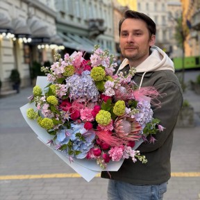 Роскошный изысканный букет с протеями и гортензиями «Сад на озере Комо»