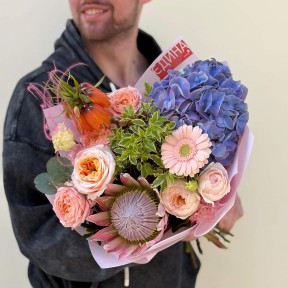Interesting bouquet with protea «Tropical Glow»