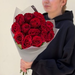 15 троянд сорту Madam Red у букеті «Дотик пристрасті»