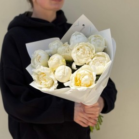 11 півоній сорту Bridal Shower у букеті «Поцілунок світанку»
