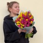 Цікавий мікс із 47 тюльпанів у букеті «Полуничний світанок»