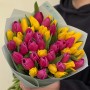Цікавий мікс із 47 тюльпанів у букеті «Полуничний світанок»