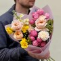Яркий букет с ароматными фрезиями «Малиновое прикосновение»