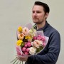 Яркий букет с ароматными фрезиями «Малиновое прикосновение»