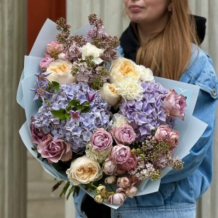 Романтичний пухкий букет у пастельних кольорах «Фіалковий бриз»