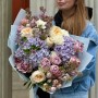 Романтичний пухкий букет у пастельних кольорах «Фіалковий бриз»