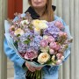 Романтичний пухкий букет у пастельних кольорах «Фіалковий бриз»