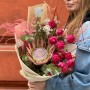 Креативний букет із екзотичною протеєю «Рубінова зірка»