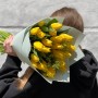 25 класичних тюльпанів сорту Strong Gold у букеті «Весняне золото»