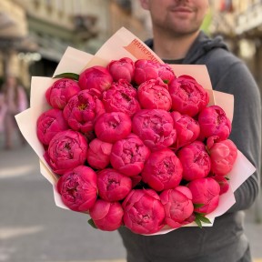 25 півоній сорту Coral Charm у букеті «Травневий шарм»