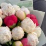 Микс из 15 пионов в букете «Мягкое прикосновение»