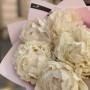 5 пионов сорта Bowl of Cream в букете «Воздушная сказка»
