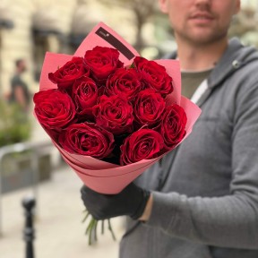 11 троянд сорту Madam Red у букеті «Витончена симфонія»