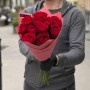 11 роз сорта Madam Red в букете «Утонченная симфония»