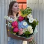 Яскравий кольоровий букет із півоніями «Стильна Іринка»