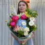 Яскравий кольоровий букет із півоніями «Стильна Іринка»