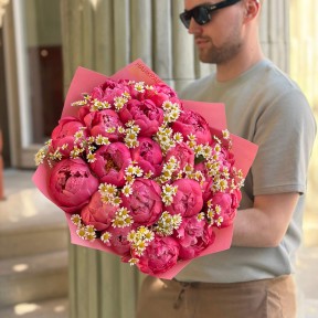 19 пионов сорта Coral Charm с танацетумом в букете «Жемчуг в коралловом море»