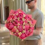 19 півоній сорту Coral Charm з танацетумом у букеті «Перли в кораловому морі»