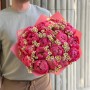 19 півоній сорту Coral Charm з танацетумом у букеті «Перли в кораловому морі»