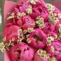 19 півоній сорту Coral Charm з танацетумом у букеті «Перли в кораловому морі»