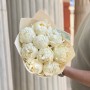 9 розкішних півоній сорту Bridal Shower у букеті «Посмішка королеви»