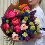 Стильний контрастний букет із півоніями Coral Charm «Таємниці ночі»