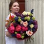 Стильний контрастний букет із півоніями Coral Charm «Таємниці ночі»