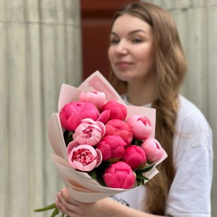 Мікс із 11 півоній сортів Coral Charm та Etched Salmon у букеті «Рожеве щастя»