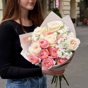 Нежный букет с душистыми пионовидными розами «Свет мамы»