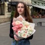 Ніжний букет із запашними піоновидними трояндами «Світло мами»