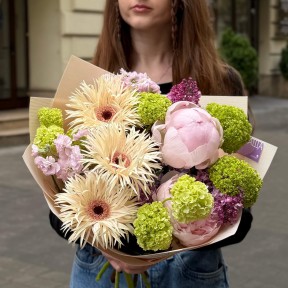 Пышный букет с пионом и герберами «Нежность детства»