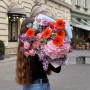 Яркий букет для мамы с герберами и оксипеталумом «Прикосновение Мамы»