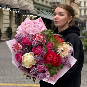 Exquisite Bouquet with Peonies and Sweet Pea for Mom «Love in Return»