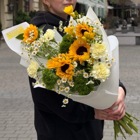 Radiant bouquet with sunflowers «A Smile for Mom»