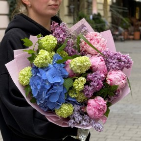 Exquisite bouquet featuring peonies «Unconditional Love»