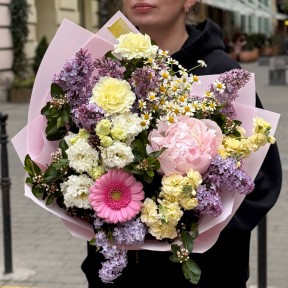 Нежный букет с пионом и герберой «Сладости для мамы»