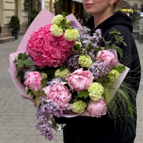 Яскравий букет із гортензією «Твоя турбота»