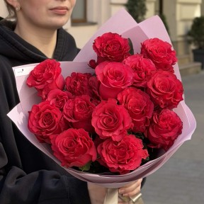 15 піоновидних ягідних троянд у букеті «Щастя для найріднішої»