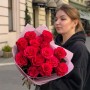 15 пионовидных ягодных роз в букете «Счастье для самой родной»