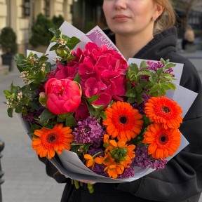 Соковитий весняний букет із герберами «Тепло її рук»
