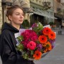 Соковитий весняний букет із герберами «Тепло її рук»