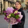 Очаровательный букет в фиолетовых оттенках с пионовидной розой «Радость для Мамы»