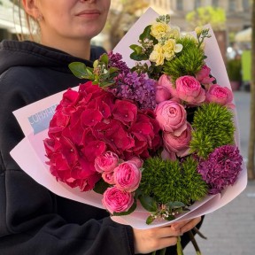 Соковитий букет з піоновидною кущовою трояндою Silva Pink «Яскравий сплеск»
