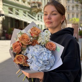 Пастельний букет з трояндою Cappuccino «Смачна цукерочка»