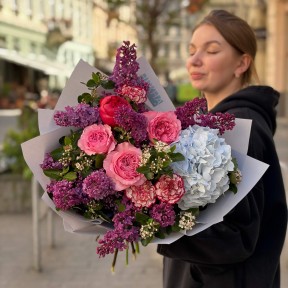 Пишний букет із додаванням бузку «Зоряний небокрай»