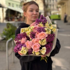 Пушистый букет с душистой маттиолой и нежной сиренью «Солнечный подарок»