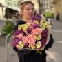 Пухнастий букет із запашною матіолою та ніжним бузком «Сонячний дарунок»