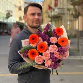 Пышный букет с герберами и сиренью «Жаркий вечер»