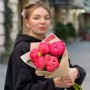 5 ярких пионов Coral Charm в букете «Сочные кораллы»