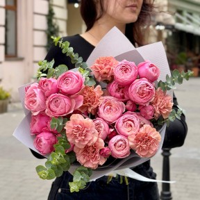 Романтичний букет з кущовою піоновидною трояндою Silva Pink «Її улюблена мелодія»